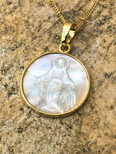 Load image into Gallery viewer, Medalla Virgen Milagrosa en nacar